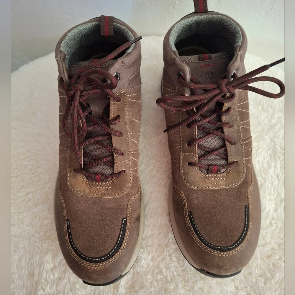 Men's Clarks Brown Boots Size 11.